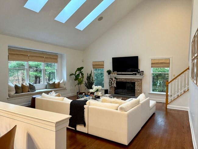 Building Photo - 368 Hoyt St