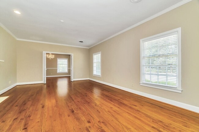 Building Photo - ** 3 bed 2 bath located in McGehee Estate ...