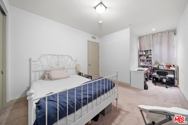 Building Photo - 848 Irolo St