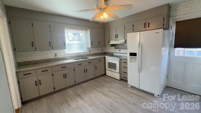 Building Photo - 715 Tom Hunter Rd