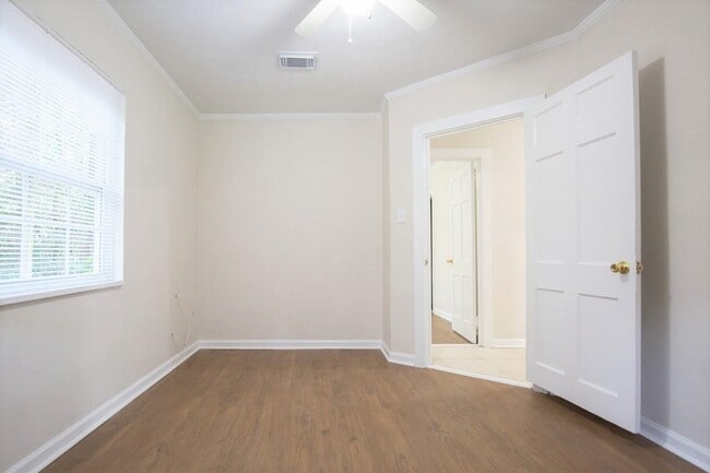 Building Photo - 211 Columbia Dr