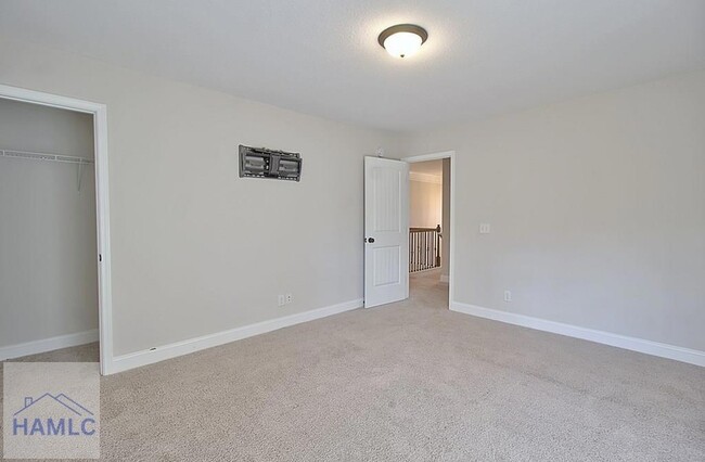 Building Photo - 220 Fairview Dr NE