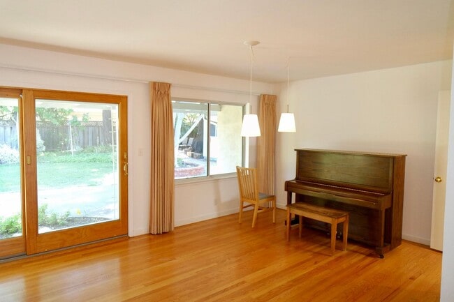 Building Photo - Third-Acre of Serenity