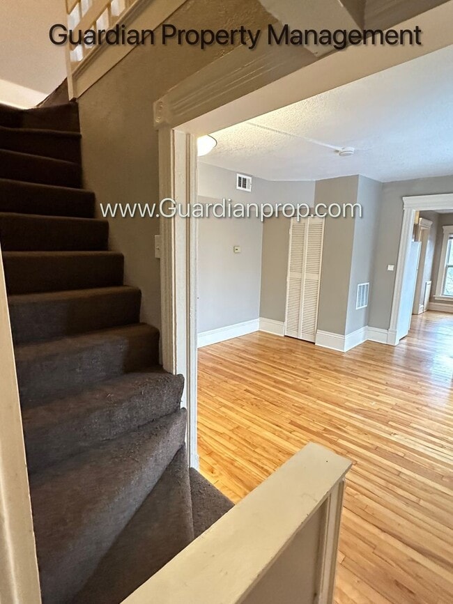 Building Photo - Kenwood Apartment, Private Entry, Parking, Pets Welcome, Video Walk Through