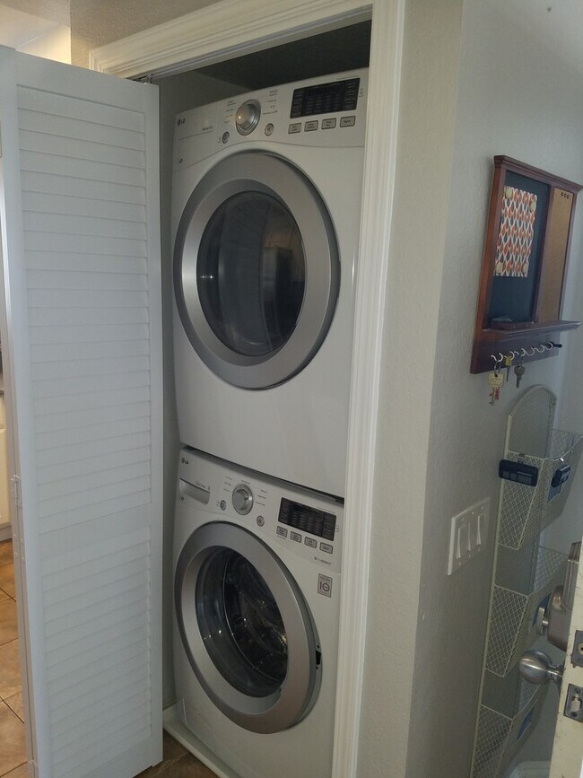 Building Photo - Gorgeous 2 bed 2 bath nestled in heart of Mission Viejo