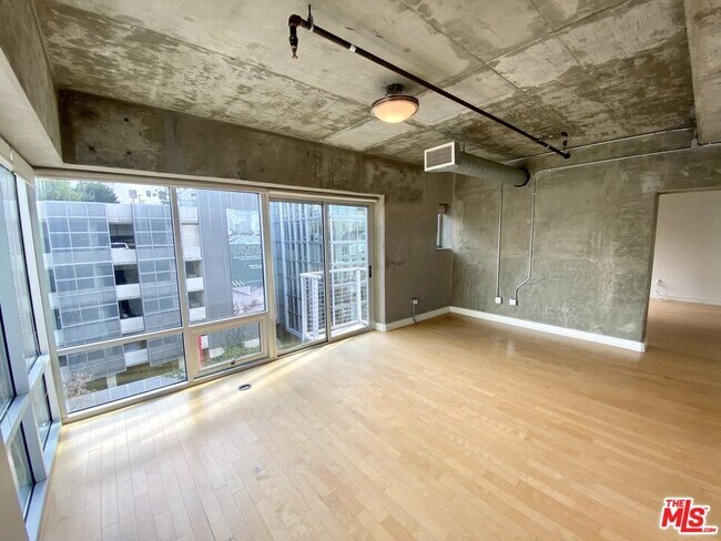 Building Photo - 645 W 9th St