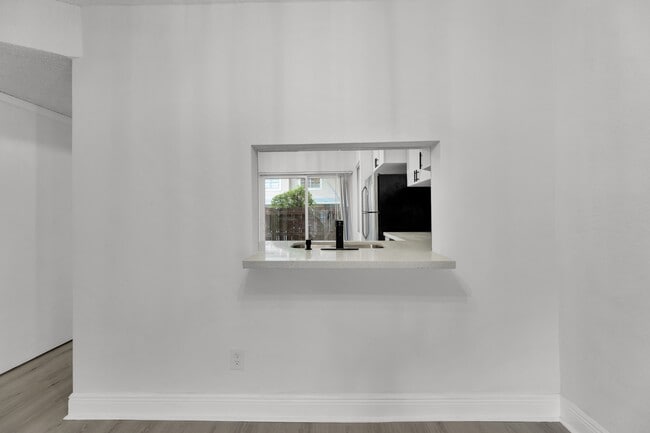 Building Photo - 904 Banks Rd