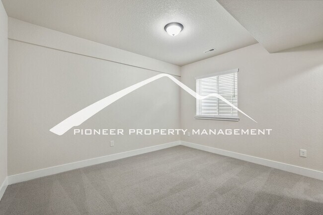 Building Photo - Main Floor Primary Home in Flying Horse with 5 Bedrooms, Gourmet Kitchen, Finished Basement & 4-C...