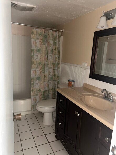 second bathroom - 4031 Abbey Ct