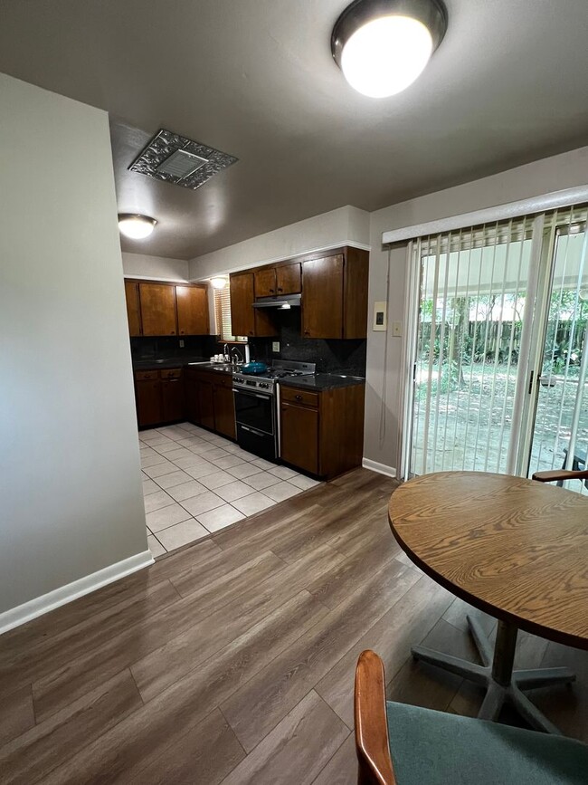 Building Photo - 3 Bedrooms, 1 Bathroom, Brick home , Carpo...