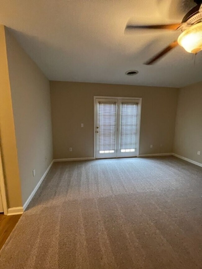 Building Photo - South Knoxville, 2 bedroom condo, 2 car garage Text or Call Debra Johnson 865-591-8281