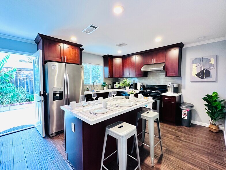 Building Photo - 2621 Wallace Ave