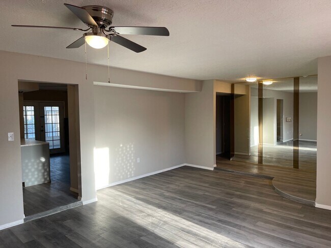 Building Photo - Charming 4-bedroom, 2-bathroom! Showings available NOW!