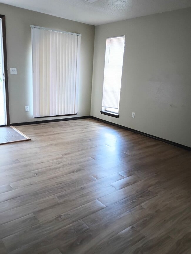 Building Photo - Nice duplex