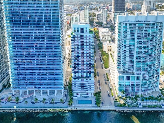 Building Photo - 700 NE 25th St