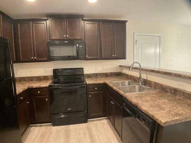 Building Photo - Almost Brand New 3 bed, 2 Bath with 1 Car ...