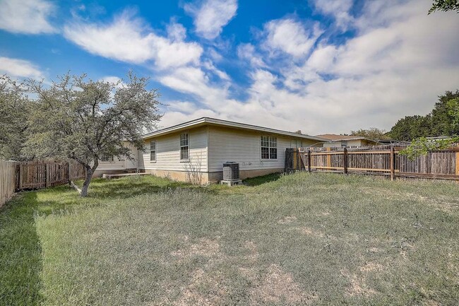 Building Photo - Beautiful Duplex in Lago Vista