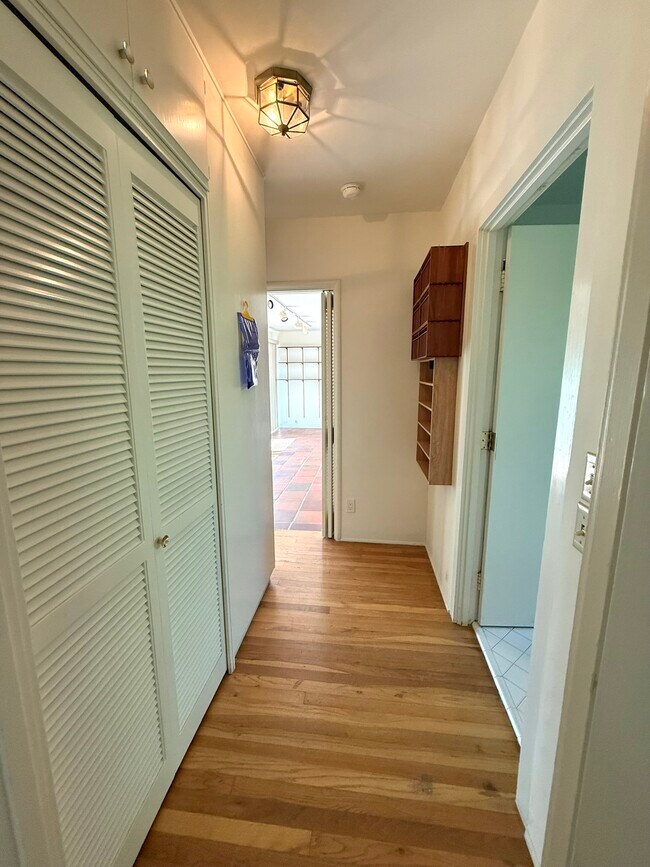 Building Photo - 810 Martin St