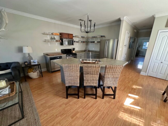 Building Photo - 902 N Davis Hwy