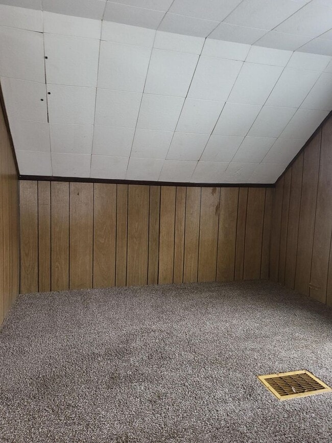 Building Photo - Two Bedroom Home in St Clair Shores - $1,450