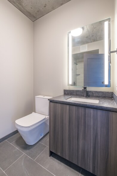 Building Photo - 932 W Washington Blvd