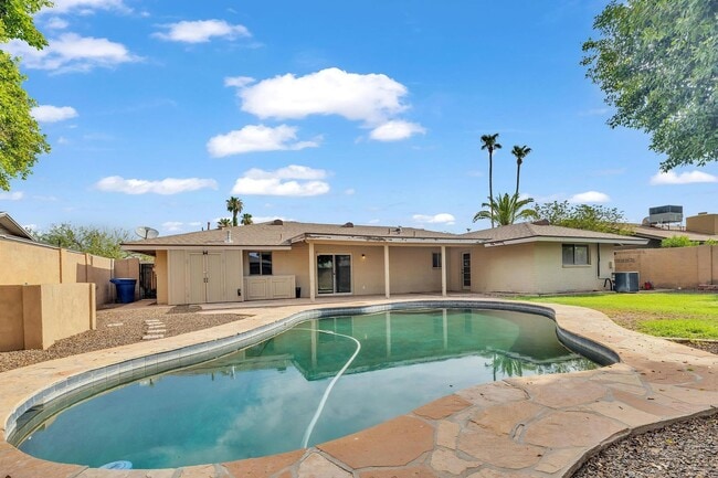 Building Photo - 5 Bed, 3 Bath, Pebble Tec Pool, Granite Counters Huge Kitchen Island