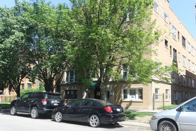 Building Photo - 824 W Waveland Ave