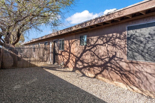 Building Photo - 4535 E Bellevue St