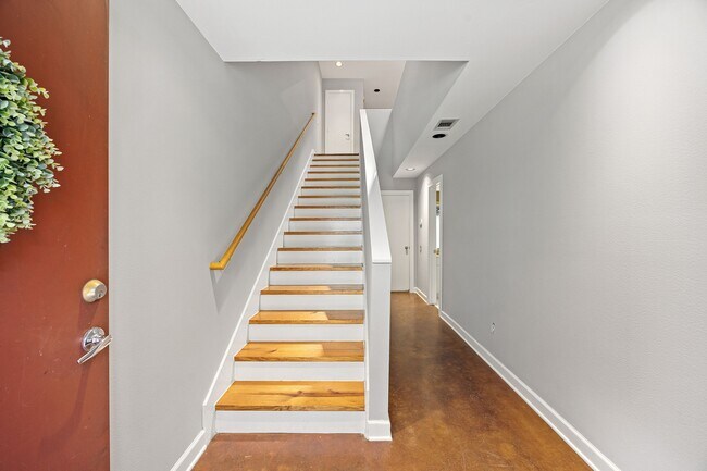 Building Photo - 913 Robin St