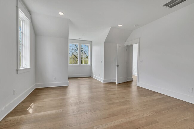 Building Photo - 824 Russleo Dr