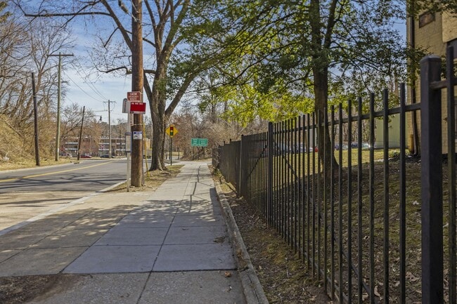 Building Photo - Spacious, Recently Renovated 1 Bedroom!