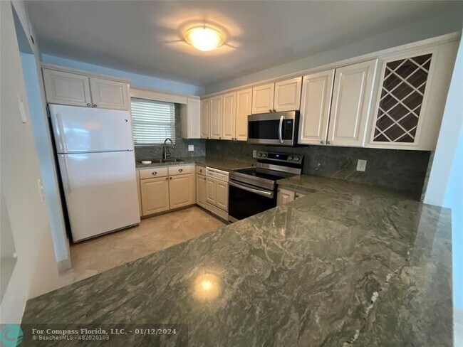 Building Photo - 511 Bayshore Dr