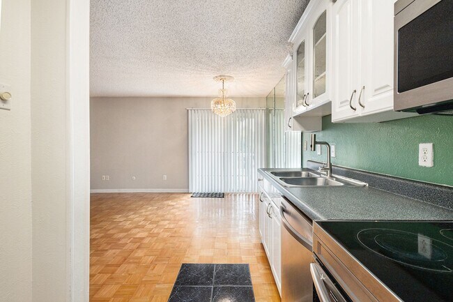 Building Photo - Experience comfortable city living in this...