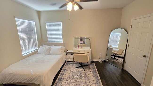 Building Photo - Beautiful 4 Bed / 3.5 Bath Home ~ Available April 1st + Incentive!