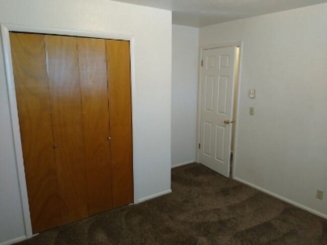 Building Photo - 2 bedroom 1 bath apartment very close to SUU!