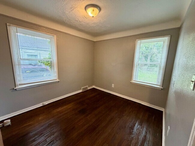 Building Photo - 2 Bedroom 1 Bath House For Lease