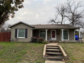 Building Photo - Large Corner Lot Waco Home