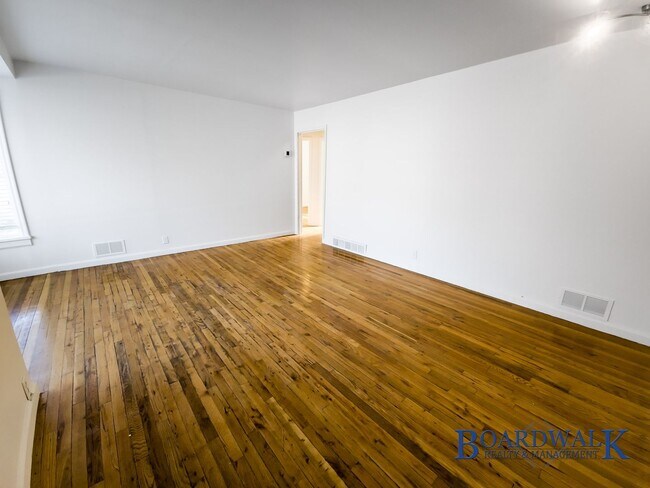 Building Photo - Spacious 4-Bed Home with Basement & Covered Patio