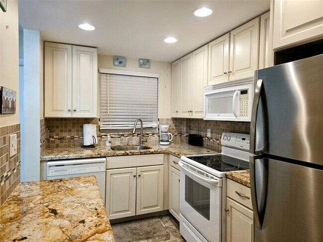 Building Photo - 1161 Hillsboro Mile