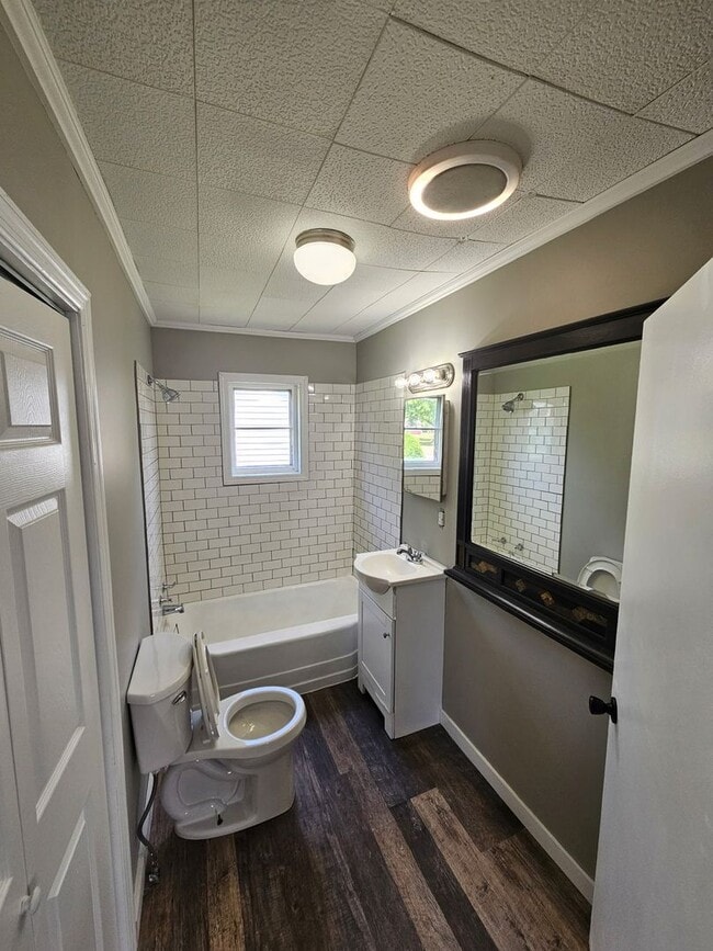 Building Photo - 2 Bed 1 Bath Home with fenced in yard loca...