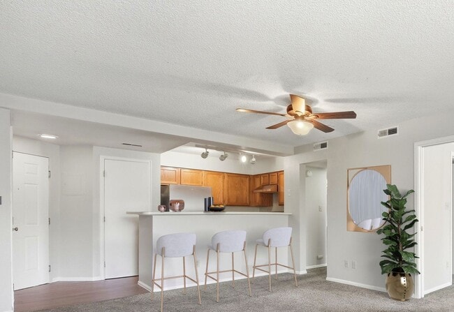 Building Photo - Charming 2 Bedroom Second Story Condo with easy access to everything!