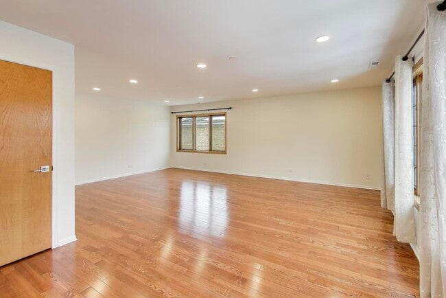 Building Photo - 1209 E Davis St