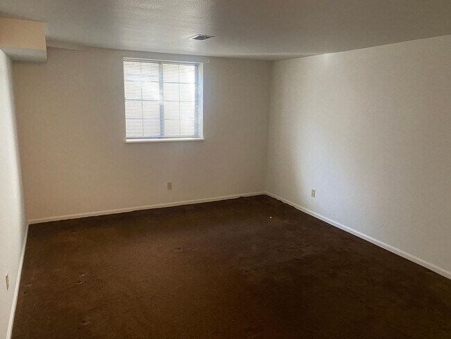 Building Photo - Fantastic 3 bedroom, 3 bath, 2 car garage ...