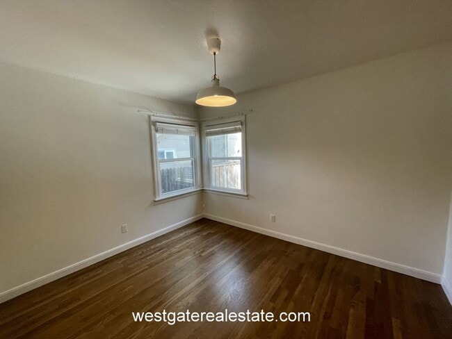 Building Photo - 811 G St