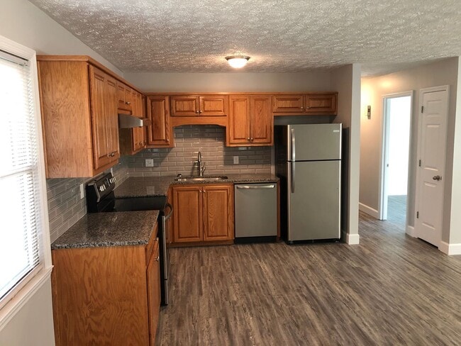 Building Photo - 3 bedroom/2 bath home