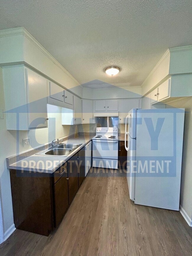 Building Photo - Two bedroom townhome w/ cathedral ceilings!