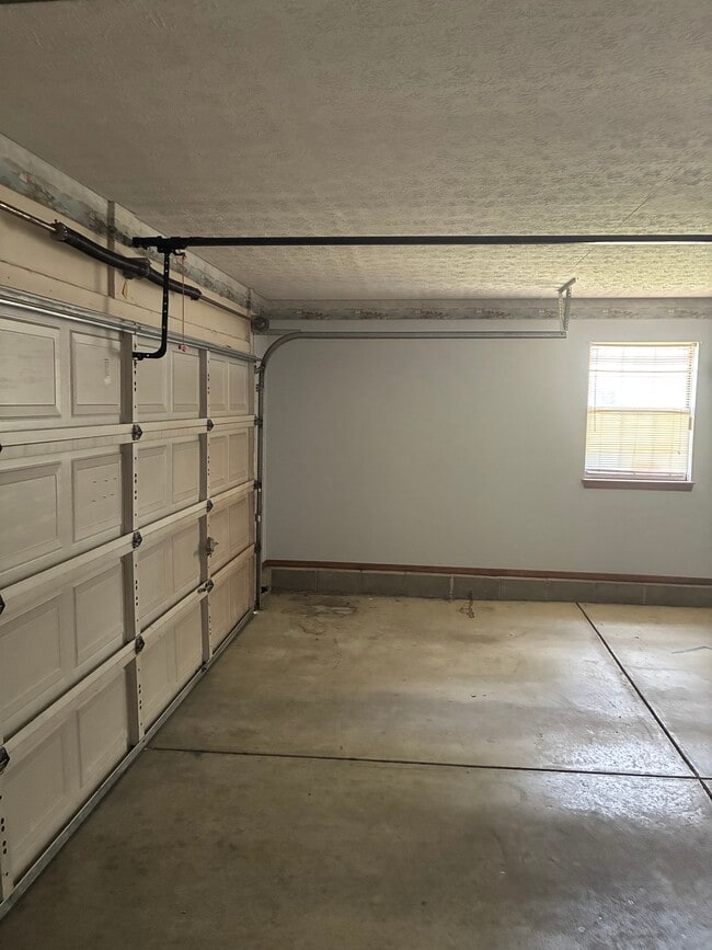 Building Photo - 995 Wren Ct