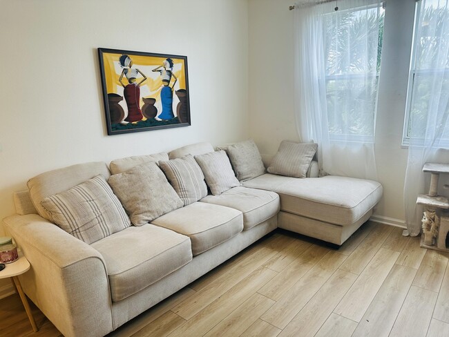 Building Photo - 533 NE 3rd Ave