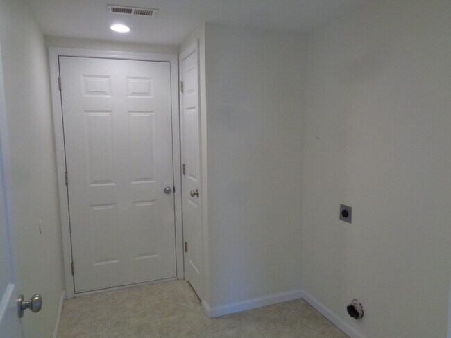 Building Photo - 4008 Meadow View Dr