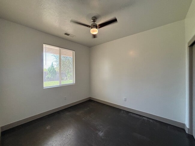 Building Photo - SPACIOUS HOME FOR RENT!